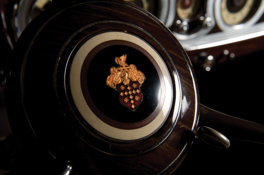 Детали интерьера Packard Twelve 2/4-Passenger Coupe Roadster 1936 года  (фото 10 из 17)